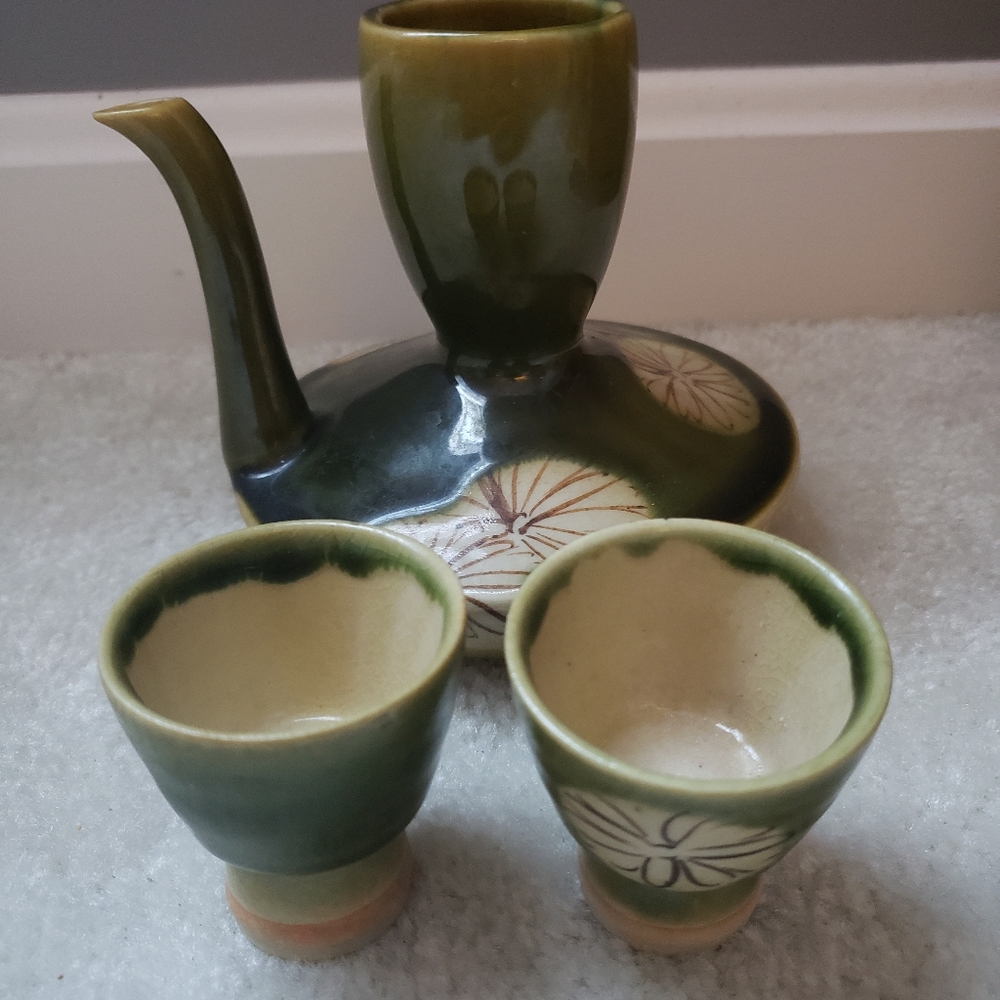 Vtg Saki set with 2 cups. Handmade. Forest green colour excellent condition